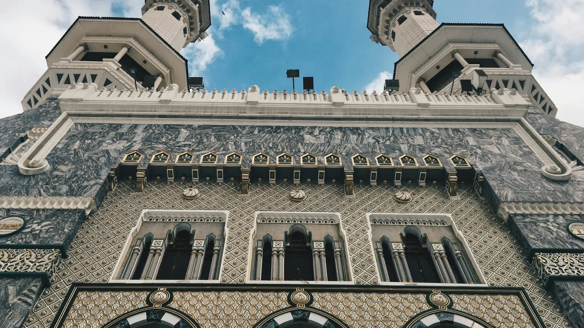 واجهة معمارية لبرج فندقي قريب من الحرم