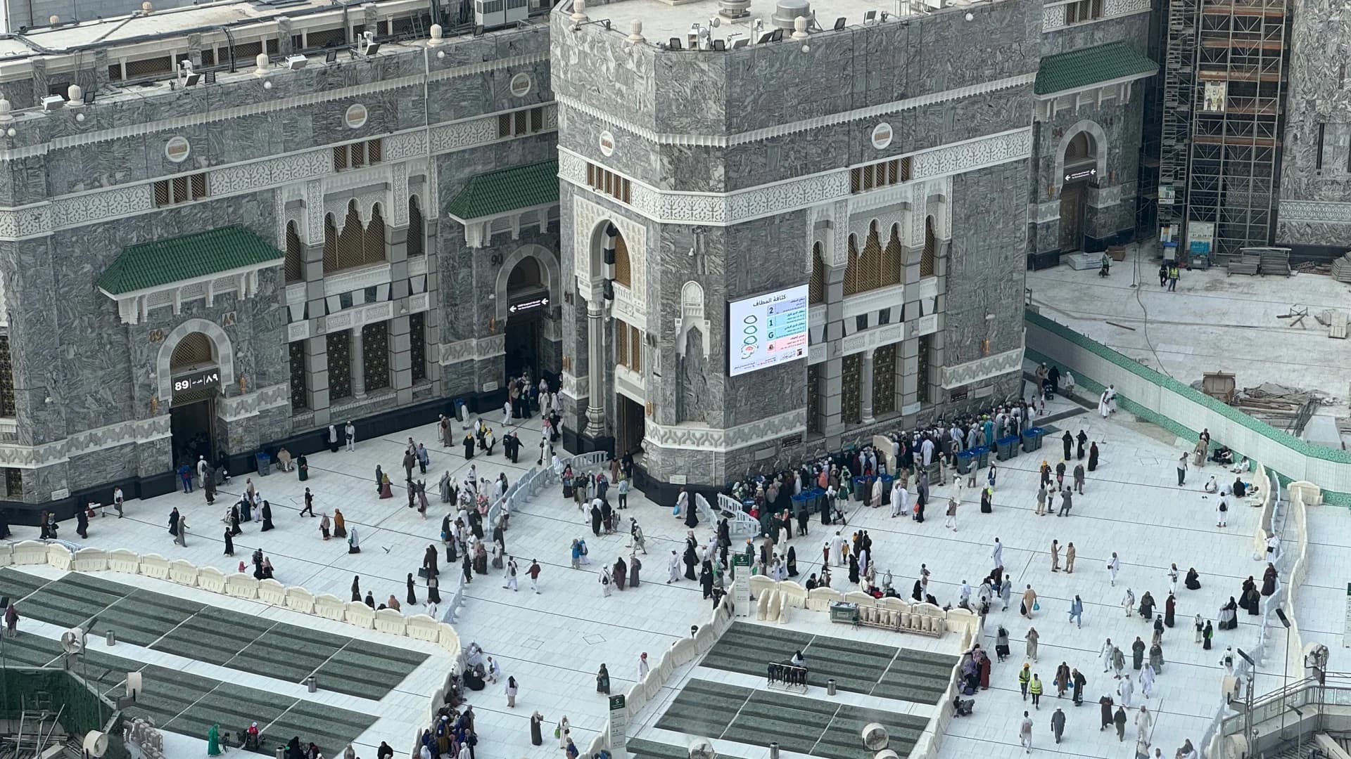 جموع المعتمرين حول الكعبة المشرفة نهاراً
