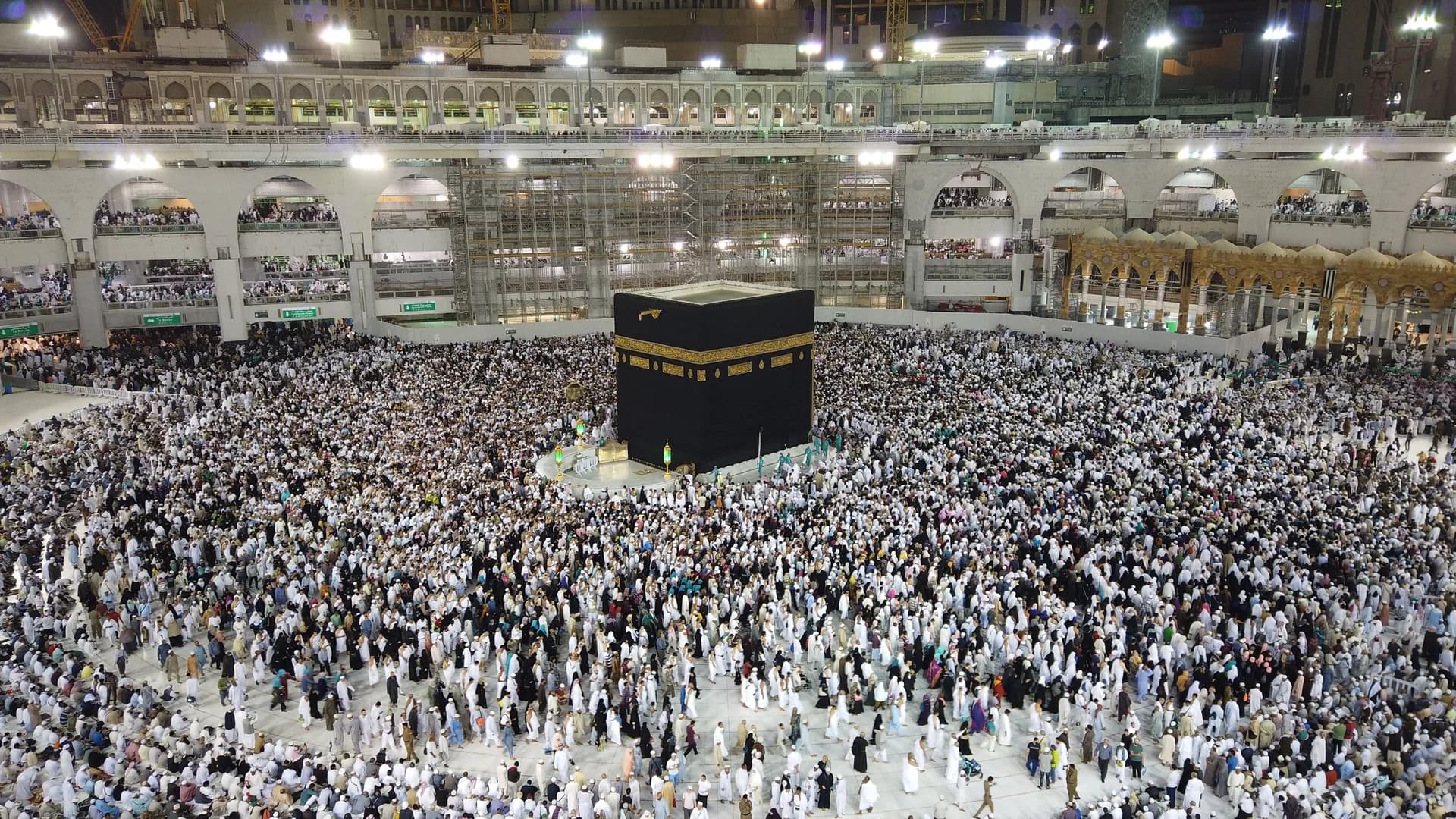 جموع المعتمرين حول المسجد الحرام من الأعلى