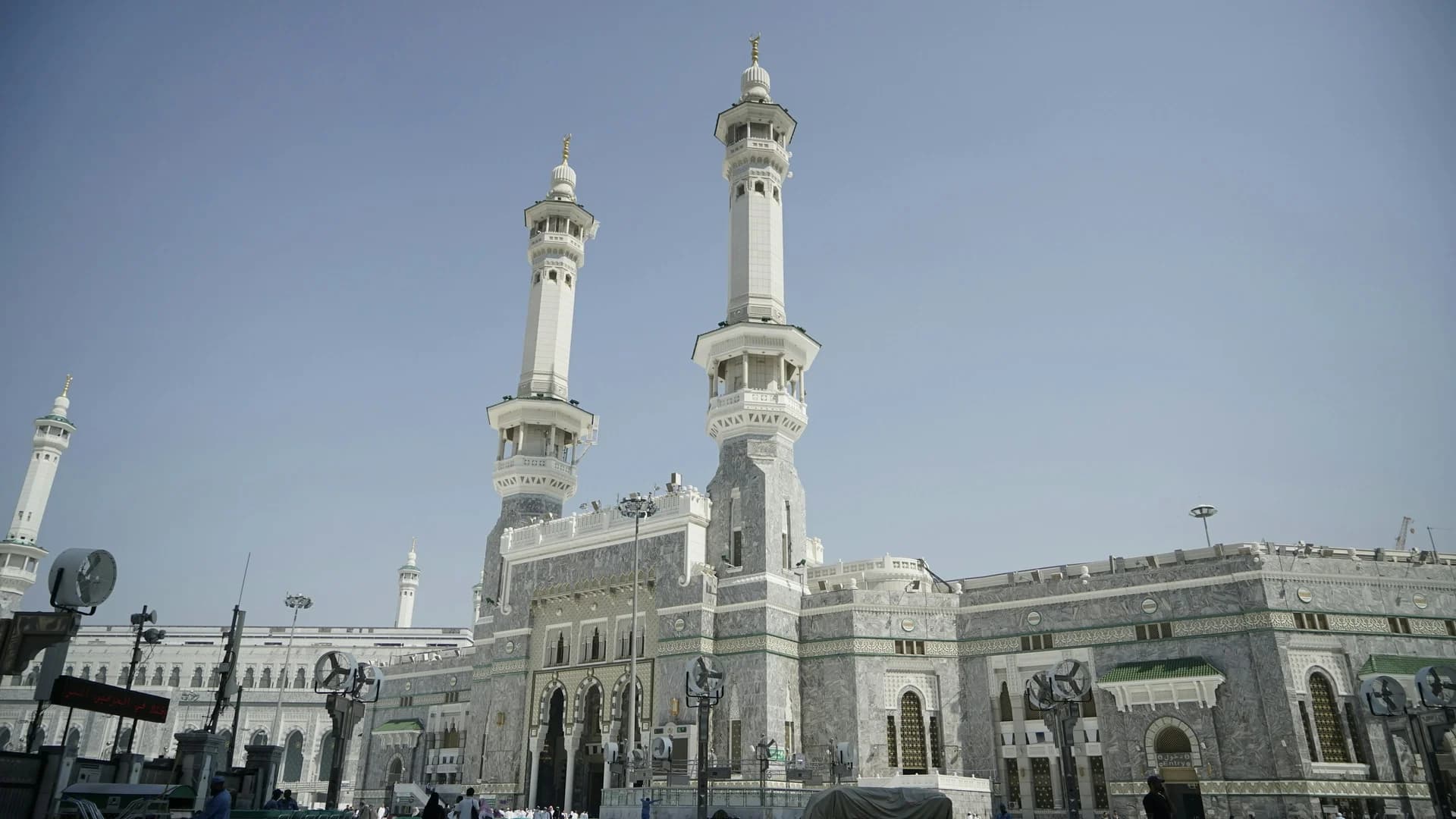 جموع المعتمرين حول الكعبة المشرفة نهاراً