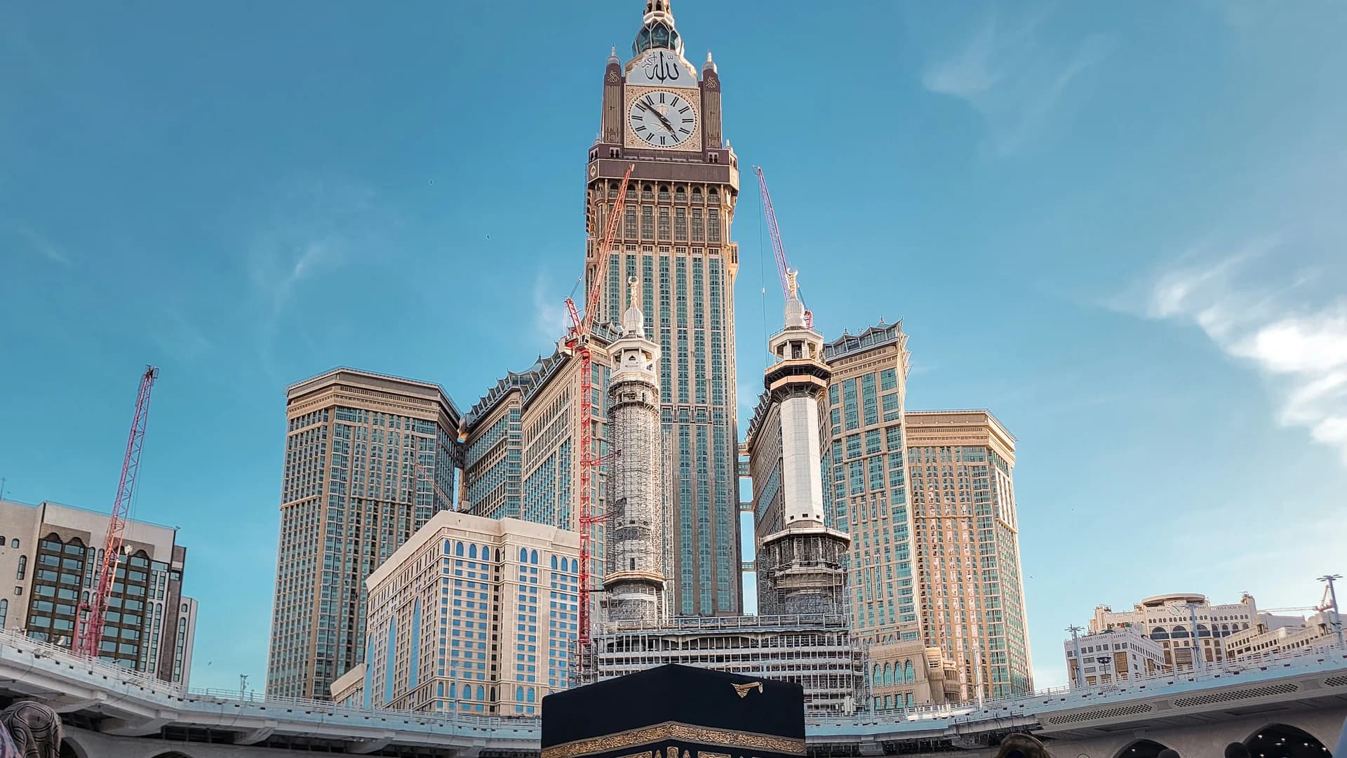 ساحات المسجد النبوي بالمدينة المنورة