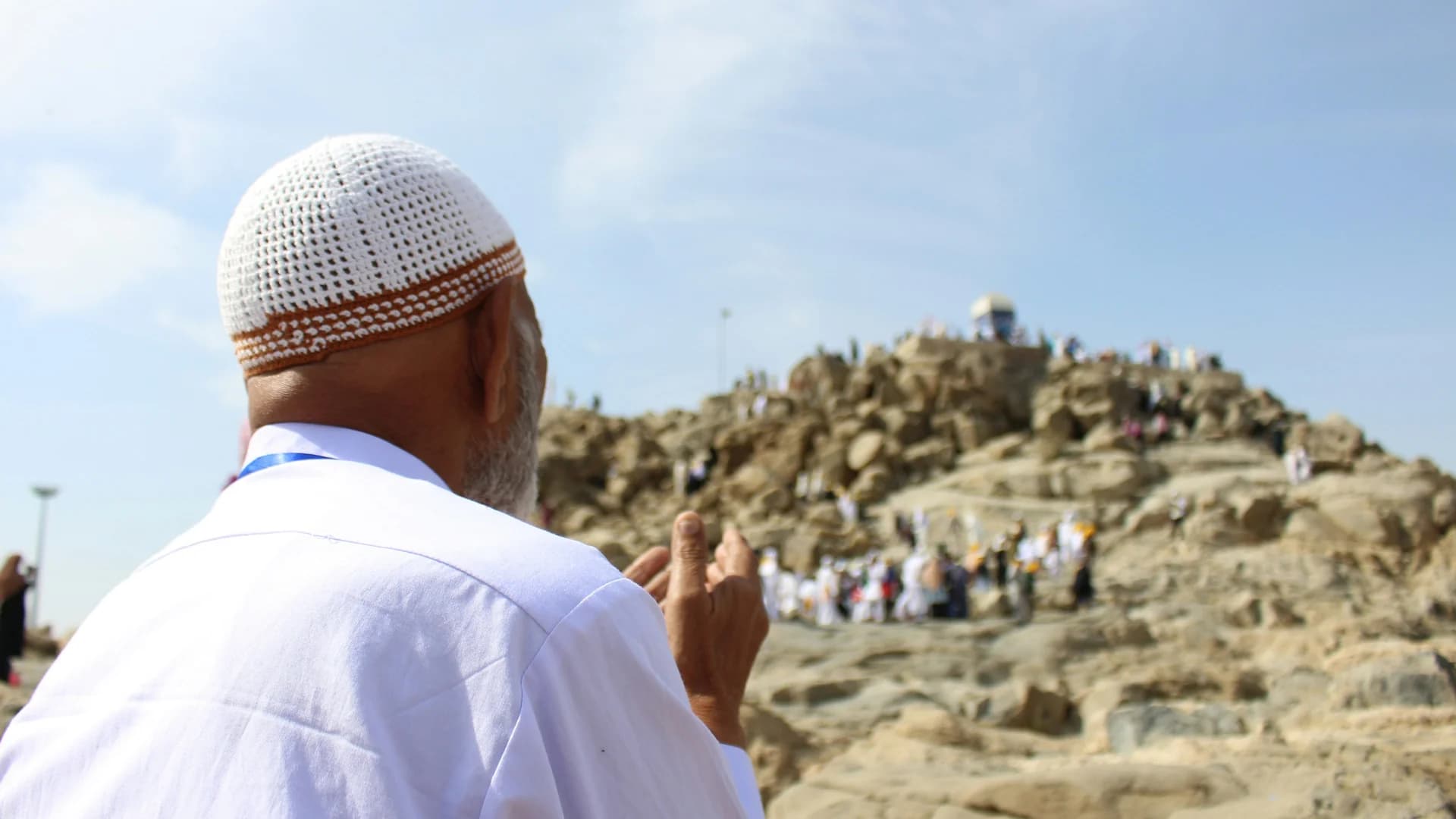 معتمر في لحظة دعاء قرب جبل بمكة المكرمة