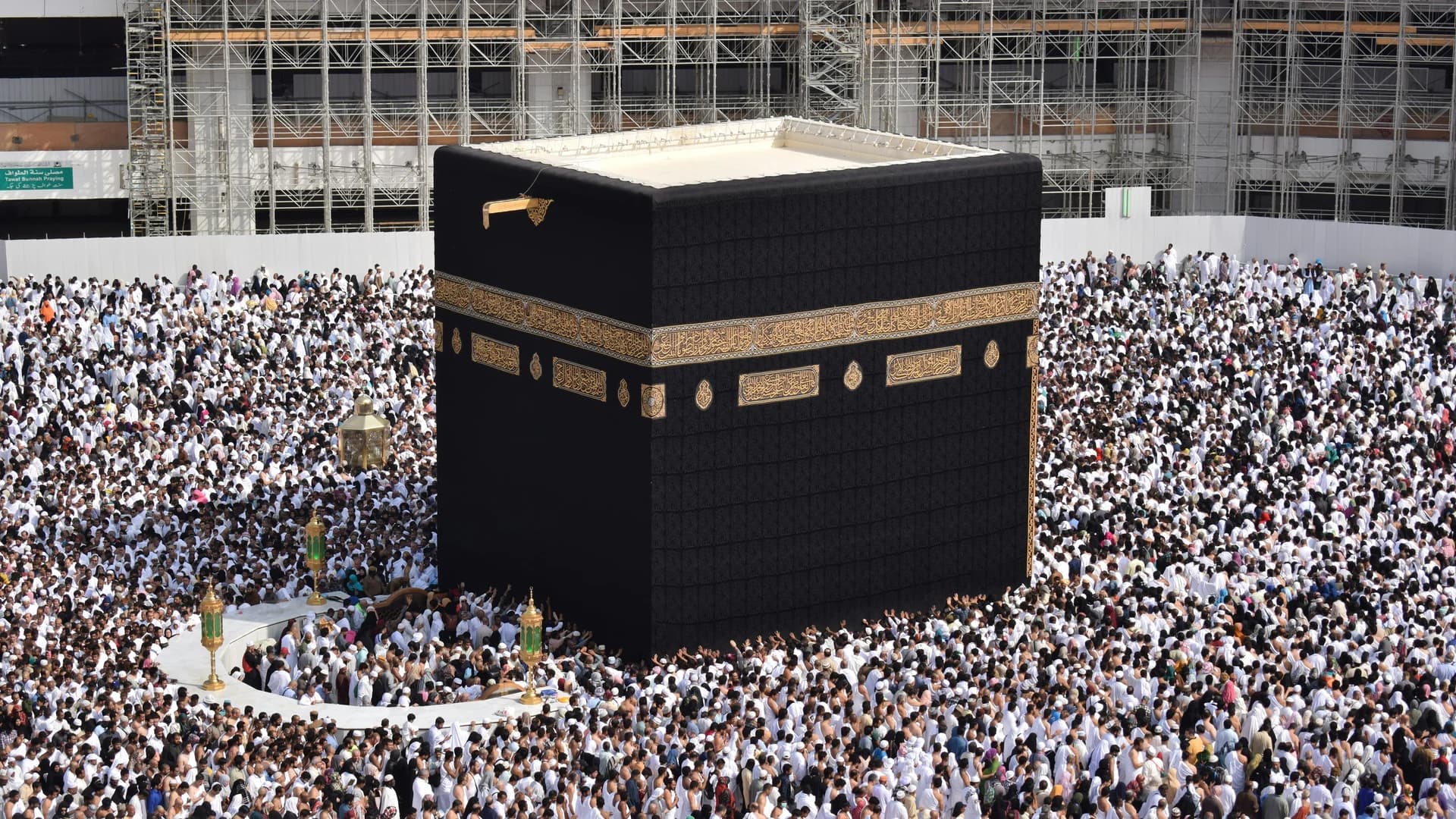 المعتمرون في ساحة المسجد الحرام