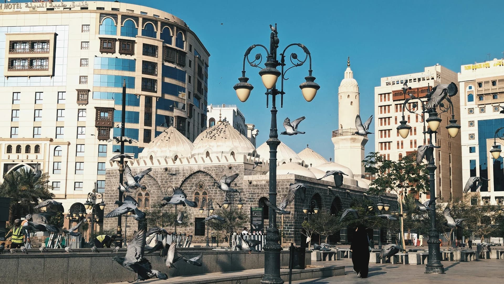 ساحات المسجد النبوي بالمدينة المنورة