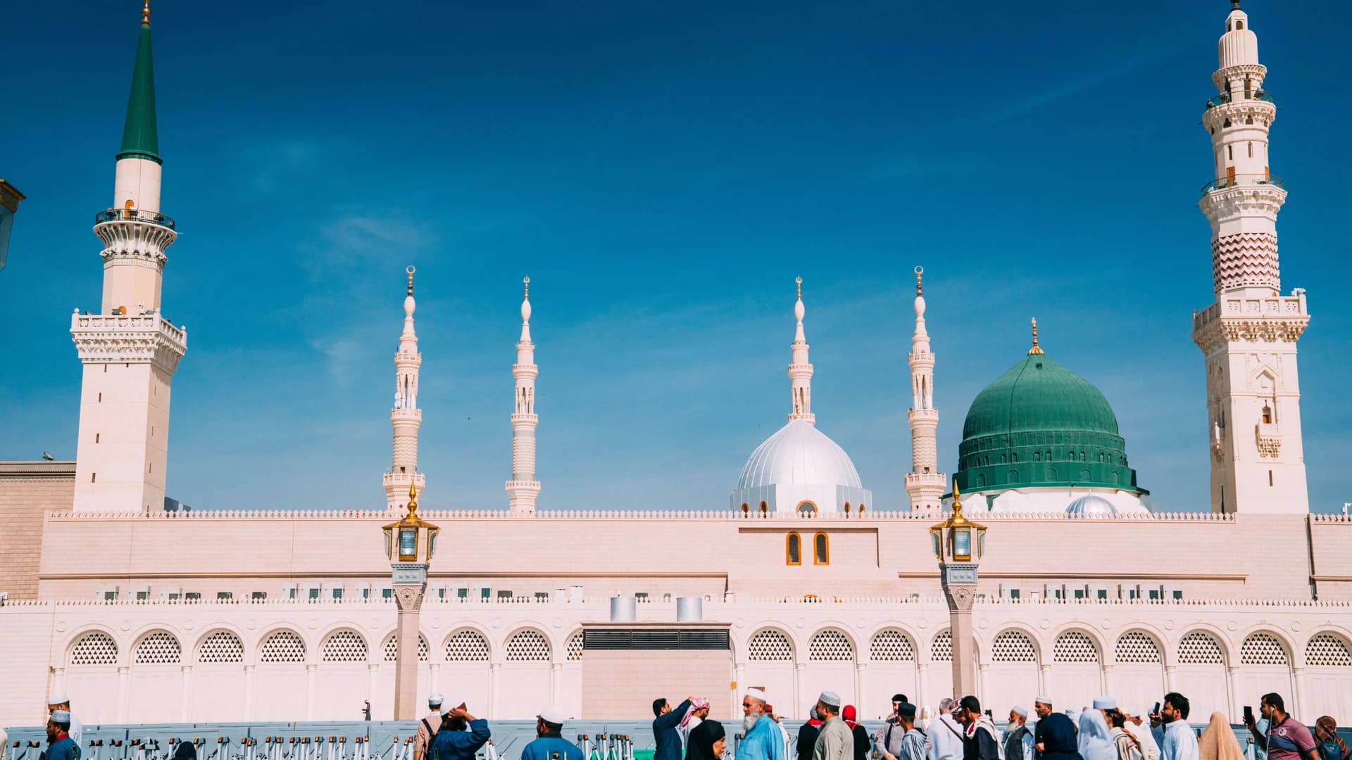 ساحات المسجد النبوي بالمدينة المنورة