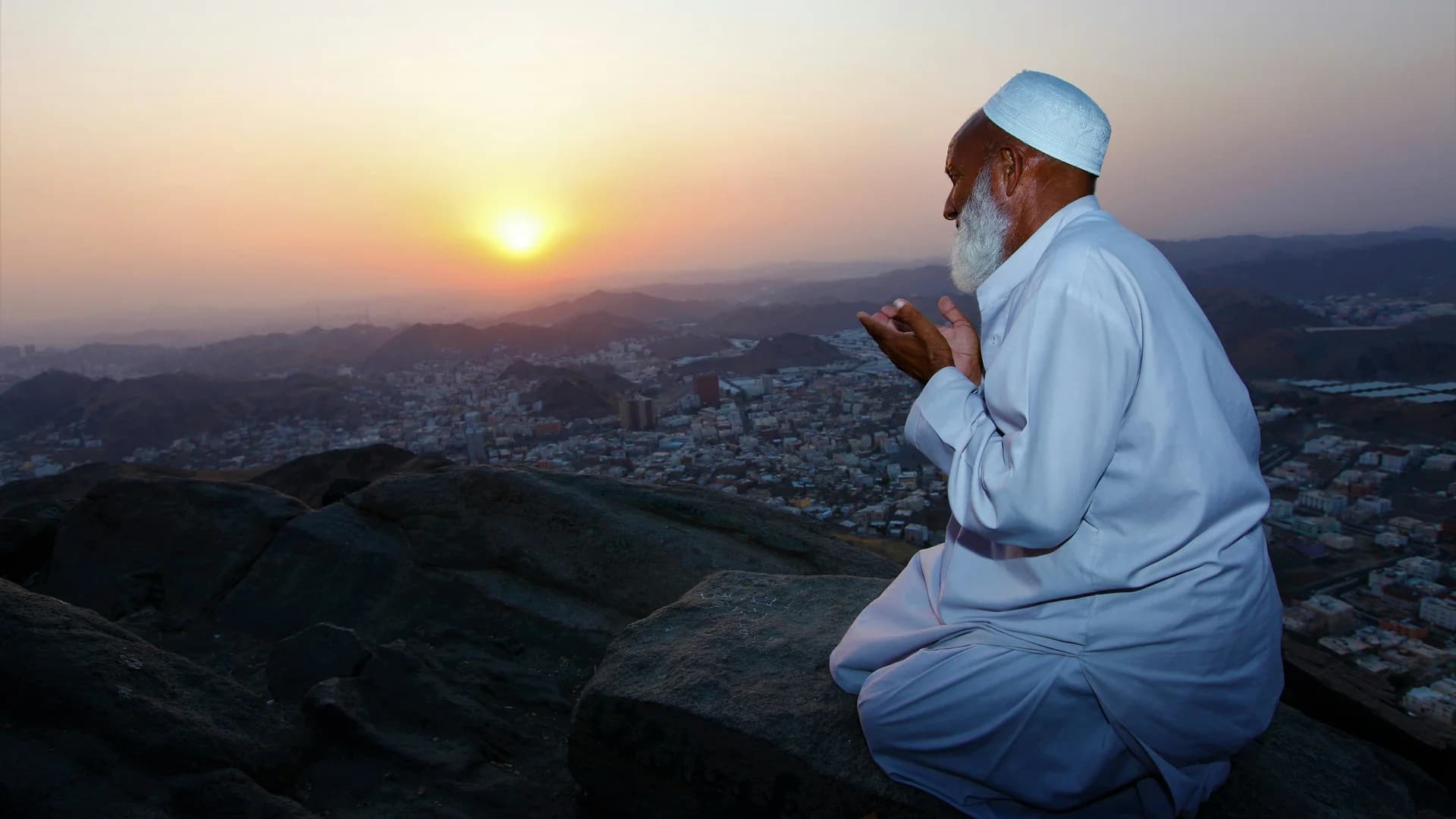 معتمر بلباس أبيض في أجواء العمرة