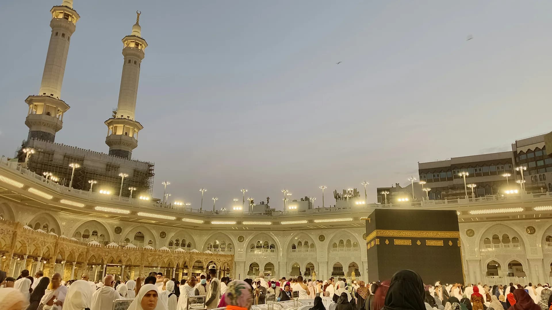 معتمرون مجتمعون حول المسجد الحرام عند الغروب