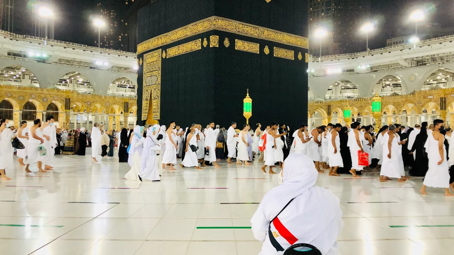 معتمرون في ساحة المسجد الحرام
