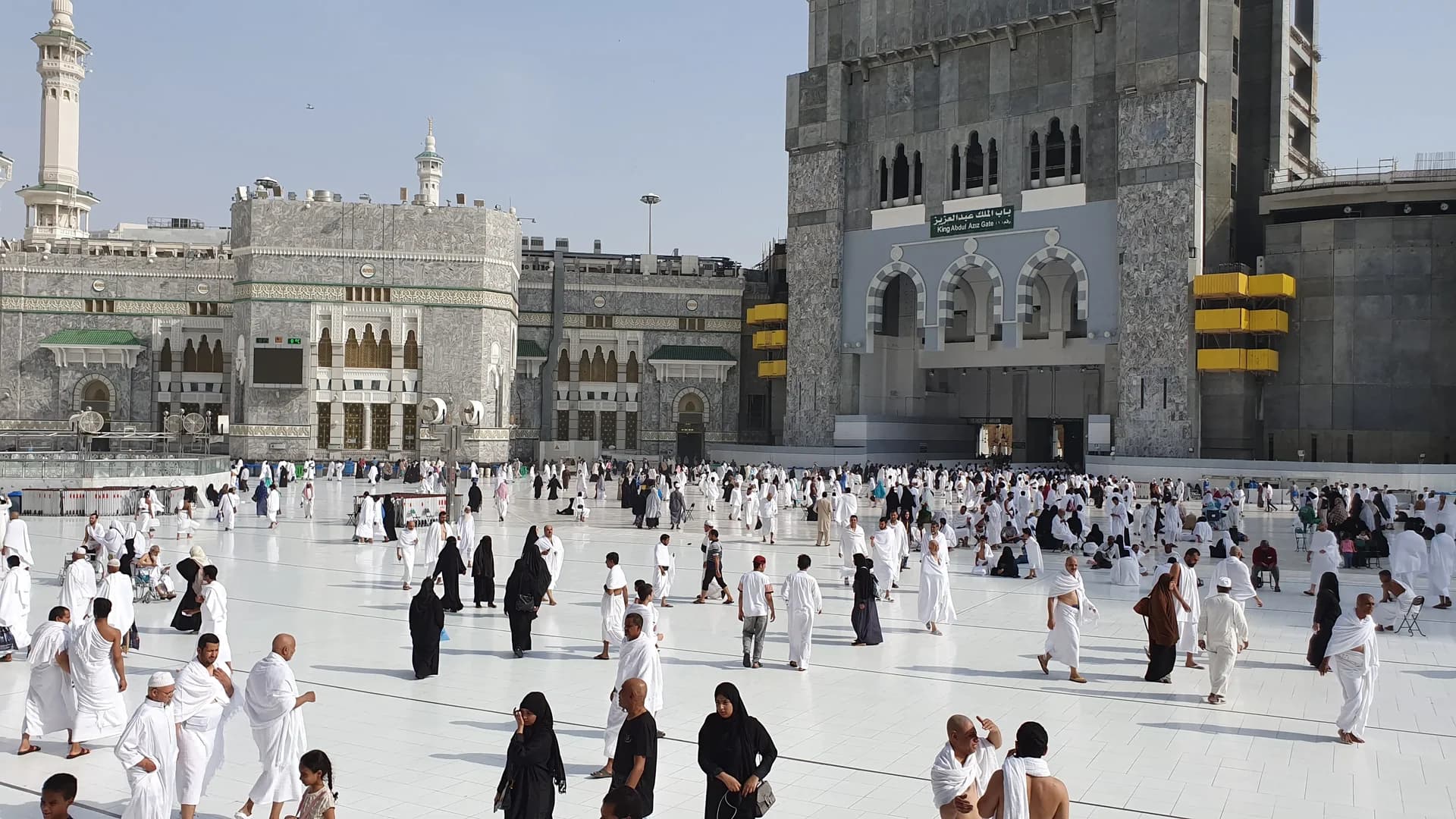 معتمرون مجتمعون أمام المسجد الحرام