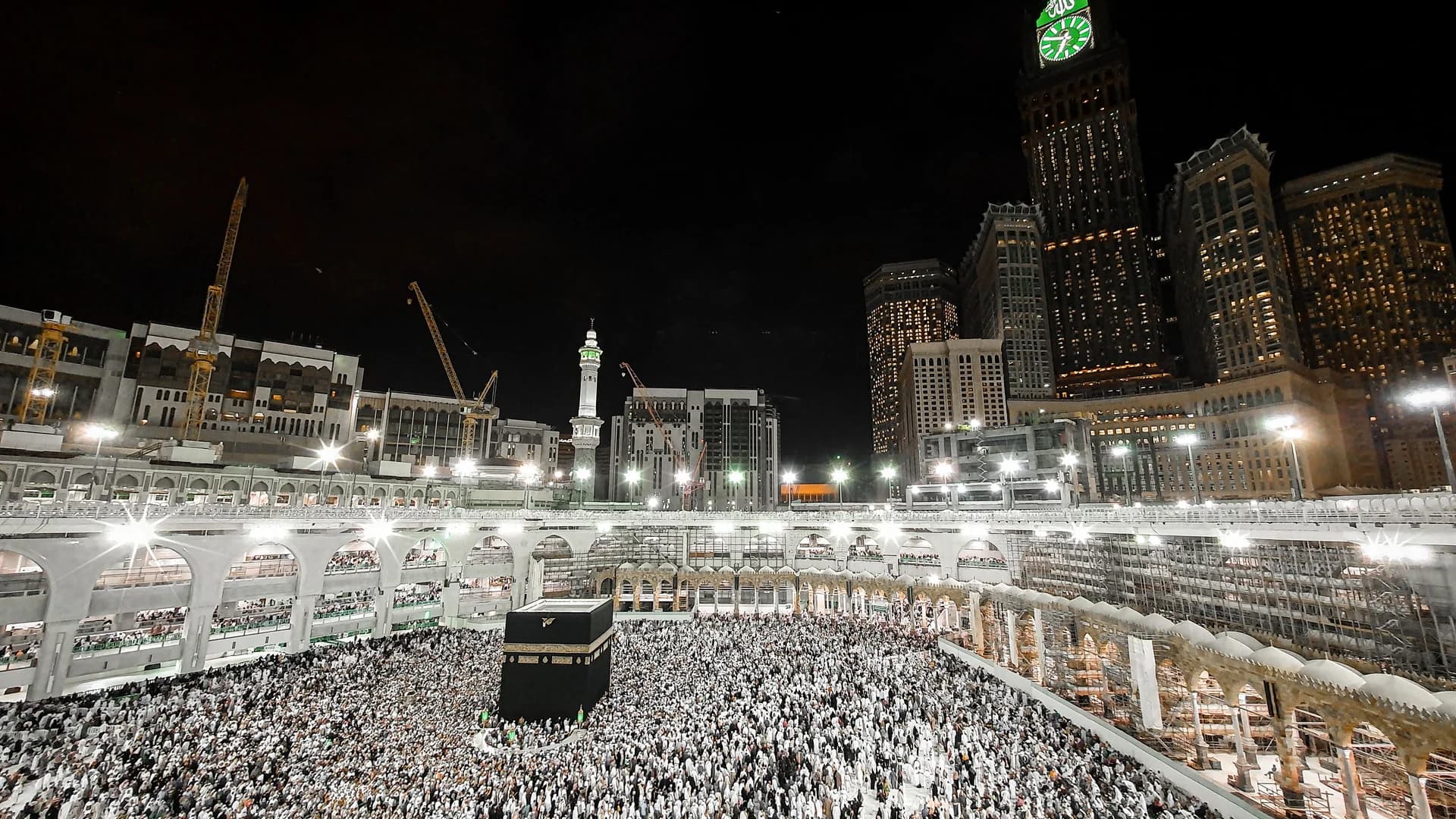 الكعبة المشرفة ليلاً وسط جموع المعتمرين خلال رمضان