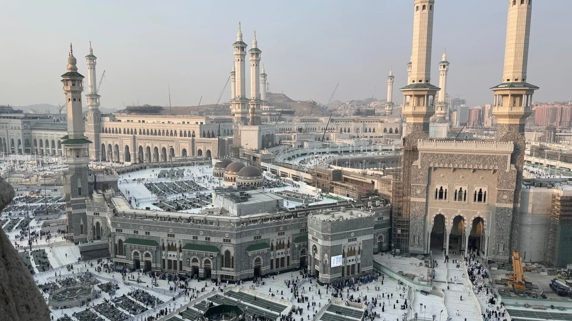 برج الساعة وفنادق قريبة من المسجد الحرام من الأعلى